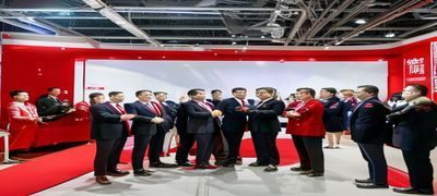 红杏视频与国内多家版权方签约合作仪式现场，双方代表握手合影，背景为红杏视频品牌展板